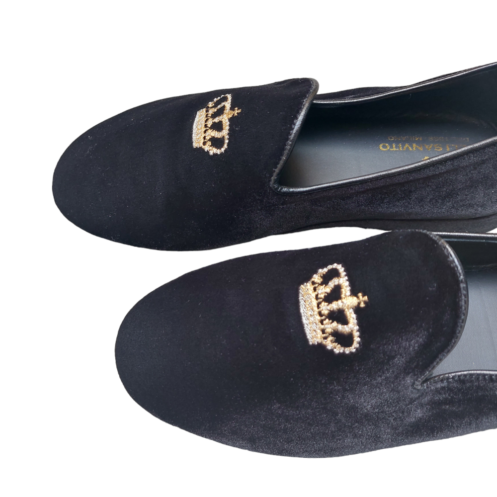 Black velvet closed slippers with crown