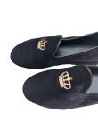 Black velvet closed slippers with crown