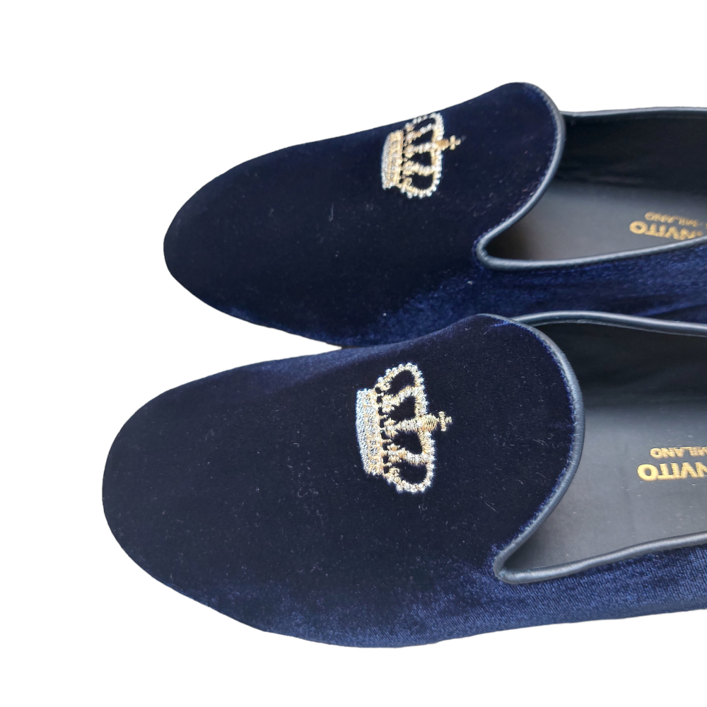 Blue velvet closed slippers with crown