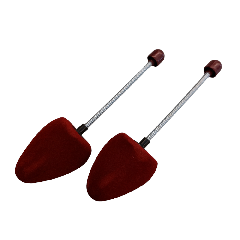 Spring-loaded shoe tree