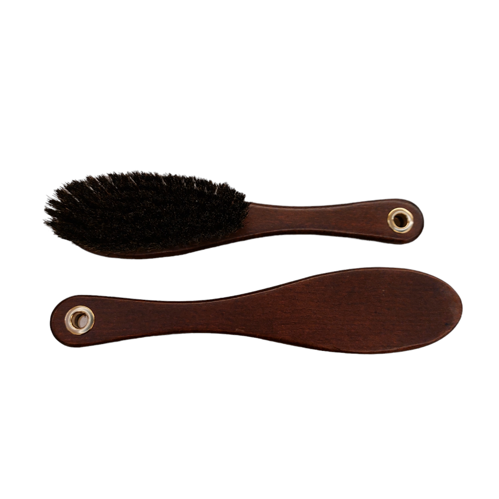 Clothes brush with handle