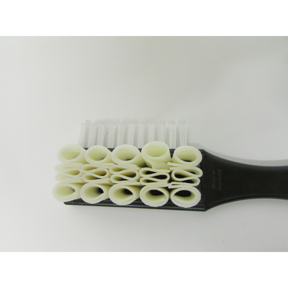 Para and nylon brush for suede